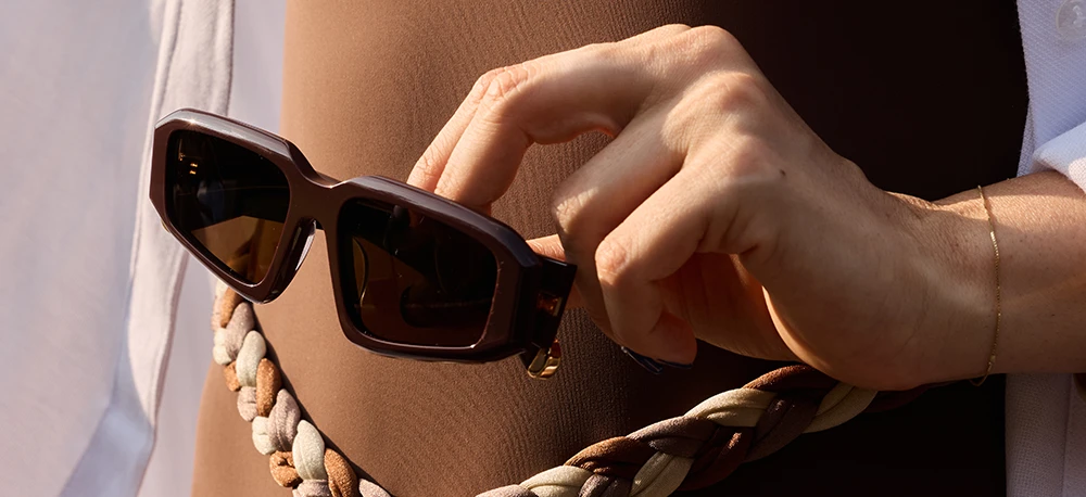 Pourquoi mes lunettes sont toujours sales ? Les vraies raisons et les bons gestes à adopter