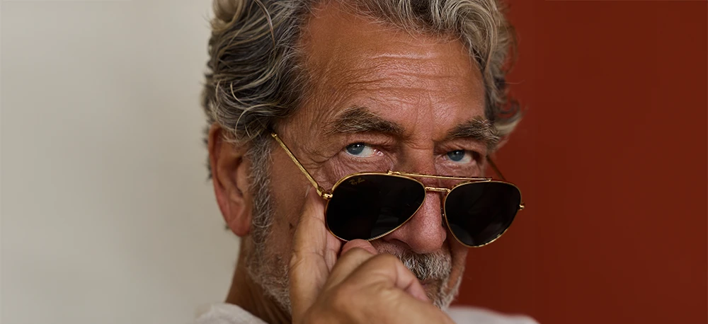 Welke kleur bril past het beste bij grijs haar? De complete gids